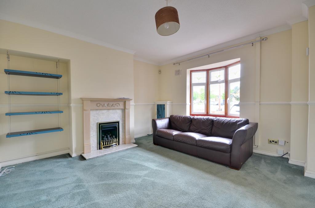Castle Avenue, West Drayton... 2 bed terraced house £1,700 pcm (£392 pw)