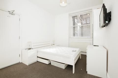 1 bedroom in a house share to rent, Kensington Garden Square