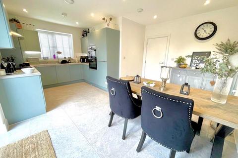 4 bedroom end of terrace house for sale, Brewers Hill Road, Dunstable