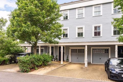 Lewiston Close, Worcester Park, KT4
