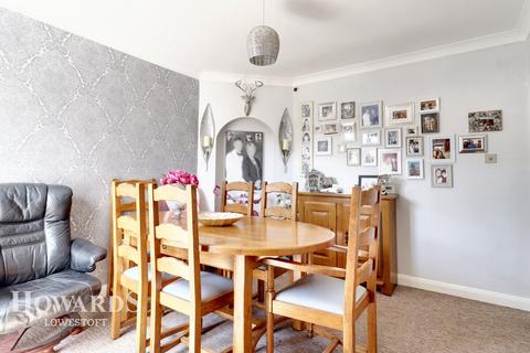 35 Ashley Downs, Lowestoft, NR32 4EX