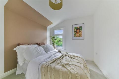 30 Reynolds Road, London, SE15 3AH