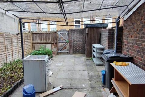 3 bedroom house to rent, Brownlow Road, London, E8 4PJ