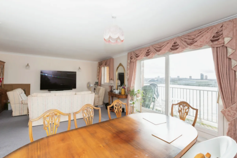 2 bedroom apartment to rent, Homer Drive, London