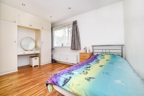 10 Beeton Close, Pinner, HA5 4NZ