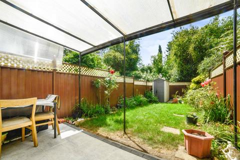 10 Beeton Close, Pinner, HA5 4NZ