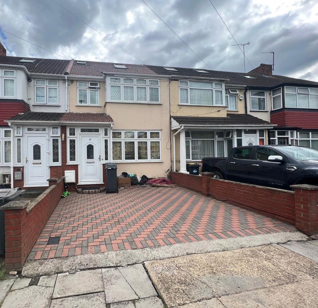 Wentworth Road, Southall 4 bed terraced house to rent £3,000 pcm (£