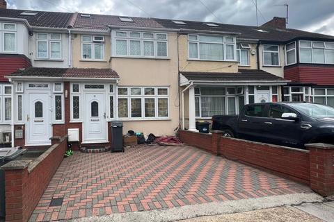 4 bedroom terraced house to rent, Wentworth Road, Southall