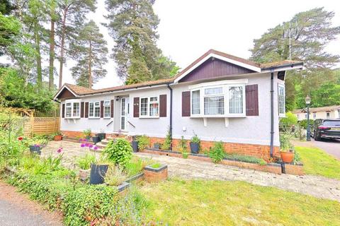 2 bedroom mobile home for sale, California Country Park Homes, Nine Mile Ride, Finchampstead, Wokingham, RG40 4HT
