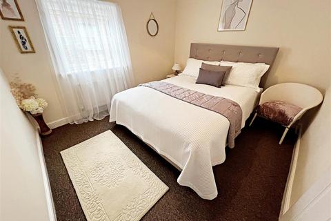 2 bedroom flat for sale, Knoll Street, Cleethorpes, N.E. Lincs, DN35 8LL