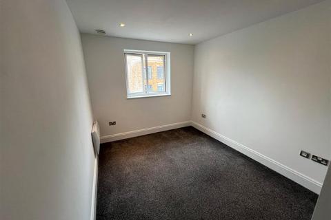 2 bedroom flat to rent, High Street, Brentford TW8