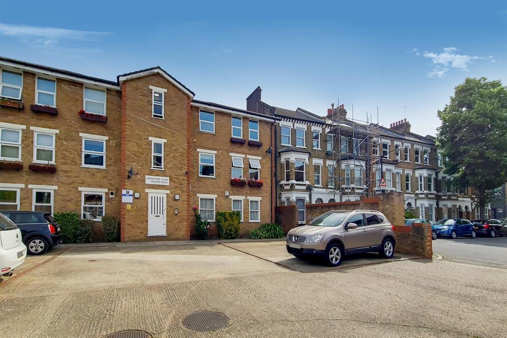 Cedar Court, 54 Valmar Road, SE5 9NH 1 bed flat - £1,500 pcm (£346 pw)