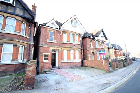 2 bedroom flat to rent, York Road, Guildford