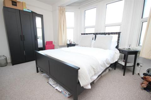 2 bedroom flat to rent, York Road, Guildford