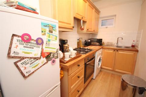 2 bedroom flat to rent, York Road, Guildford