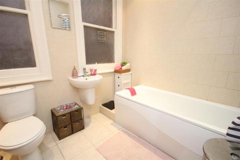 2 bedroom flat to rent, York Road, Guildford