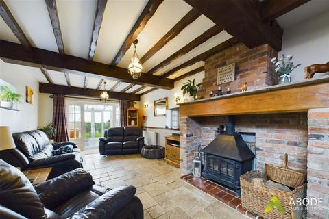 Lyndene Anslow Road, Hanbury, Burton-on-trent, DE13 8TJ