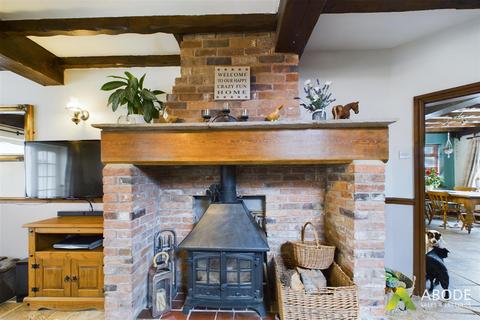 Lyndene Anslow Road, Hanbury, Burton-on-trent, DE13 8TJ