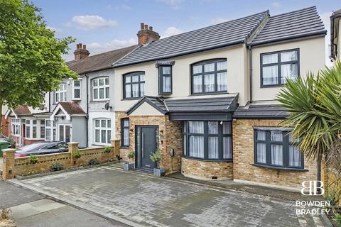 4 bedroom semi-detached house for sale, Inglehurst Gardens, Redbridge