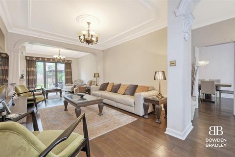 4 bedroom semi-detached house for sale, Inglehurst Gardens, Redbridge