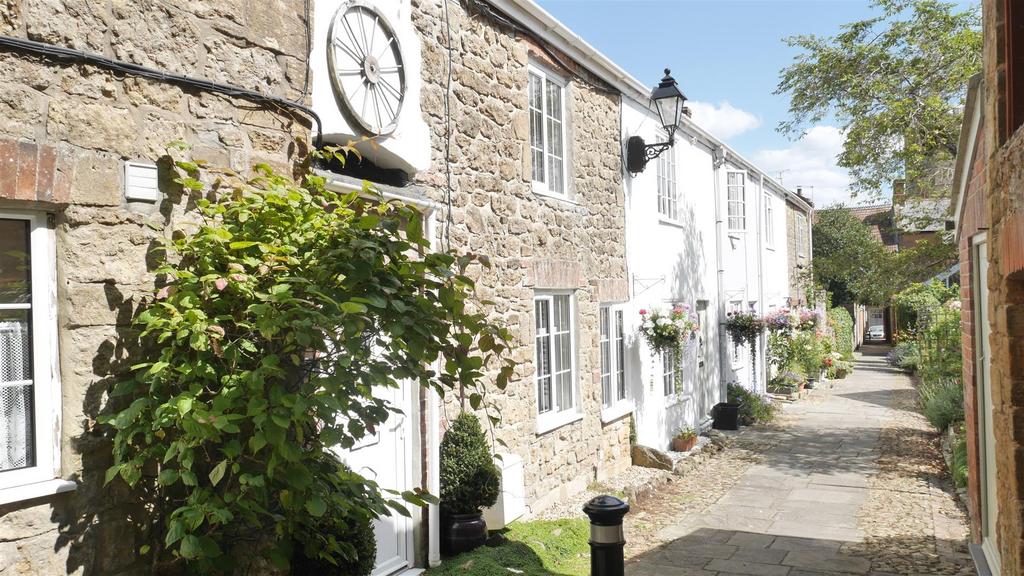Lane, South Petherton 2 bed house to rent £900 pcm (£208 pw)