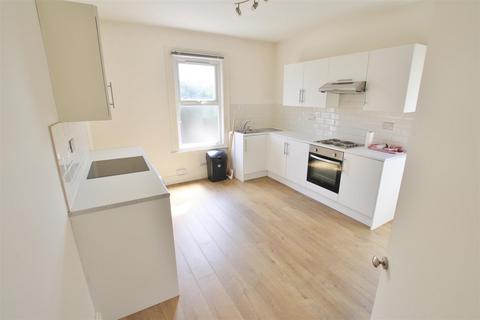 2 bedroom flat to rent, Western Road, Leigh On Sea, Essex