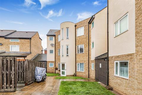 undefined, Skeaping Close, Newmarket CB8