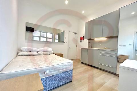 Studio to rent, Oakley Avenue, Ealing, W5