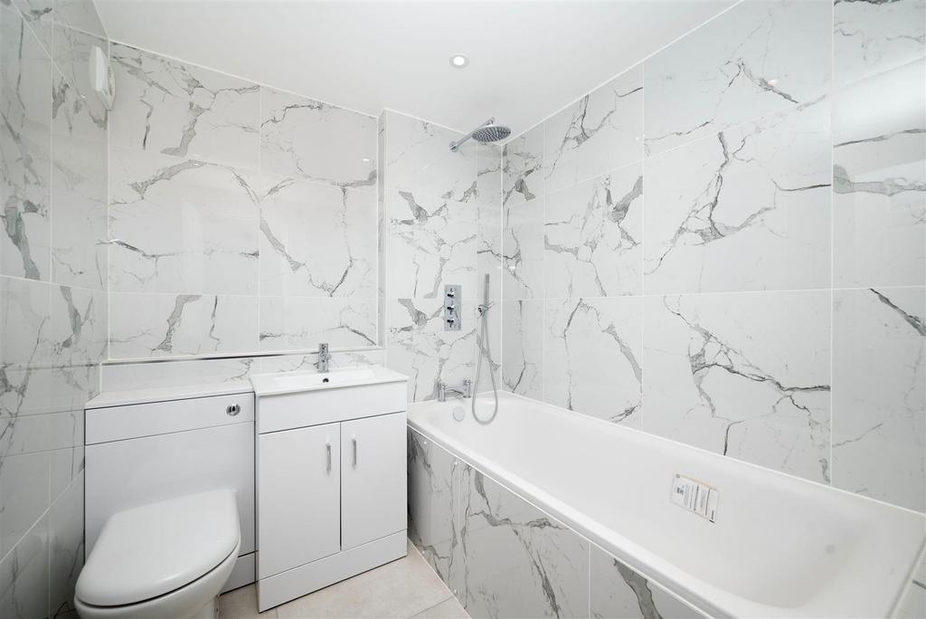 En-suite bathroom - Maple Mews.jpeg