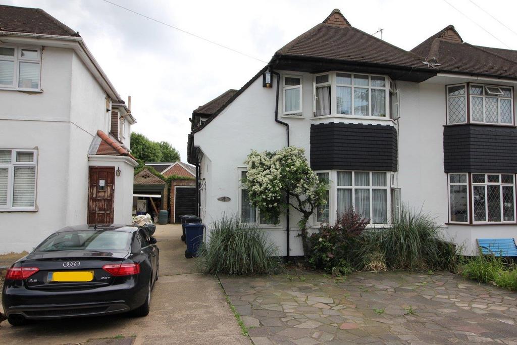 Wyre Grove, Edgware 3 bed semidetached house £685,000