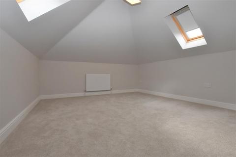 2 bedroom flat to rent, Cressingham Road