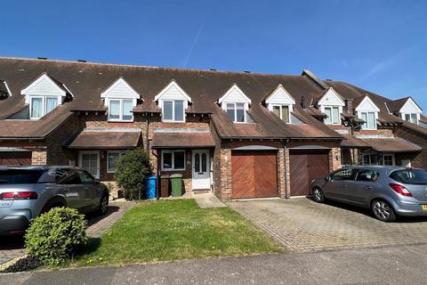 3 bedroom terraced house to rent, Canute Road Faversham Kent