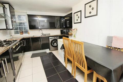 4 bedroom end of terrace house for sale, Woodroyd Road, Bradford BD5