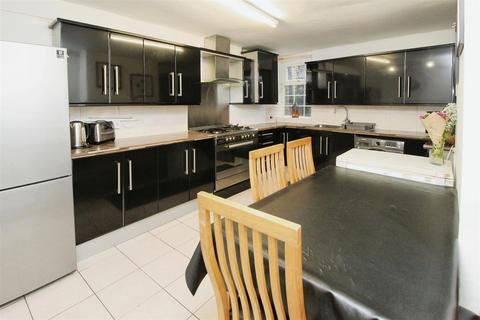 4 bedroom end of terrace house for sale, Woodroyd Road, Bradford BD5