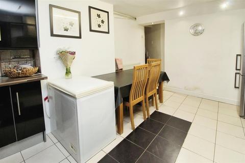 4 bedroom end of terrace house for sale, Woodroyd Road, Bradford BD5