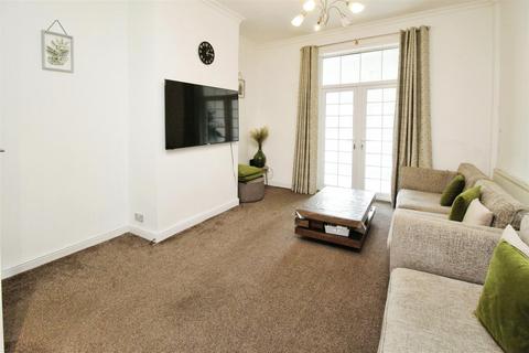 4 bedroom end of terrace house for sale, Woodroyd Road, Bradford BD5