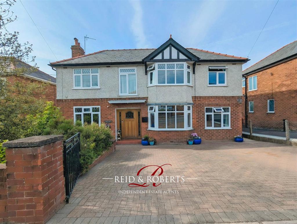 PenYMaes Road, Holywell 4 bed detached house for sale £300,000