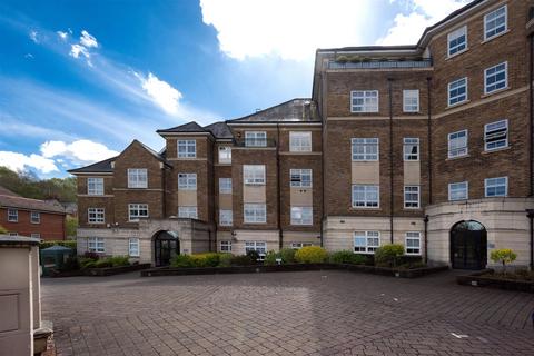 3 bedroom flat for sale, Mountview Close, NW11