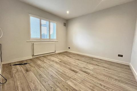 1 bedroom in a house share to rent, Boleyn Avenue, Enfield