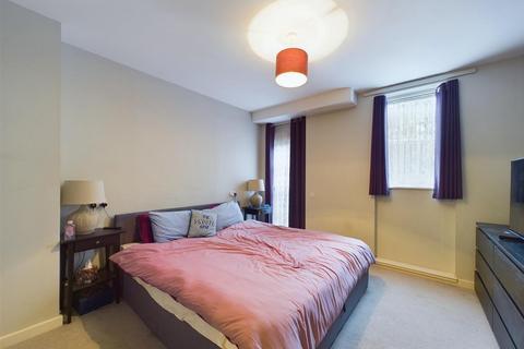 2 bedroom flat for sale, Station Approach Road, Coulsdon CR5