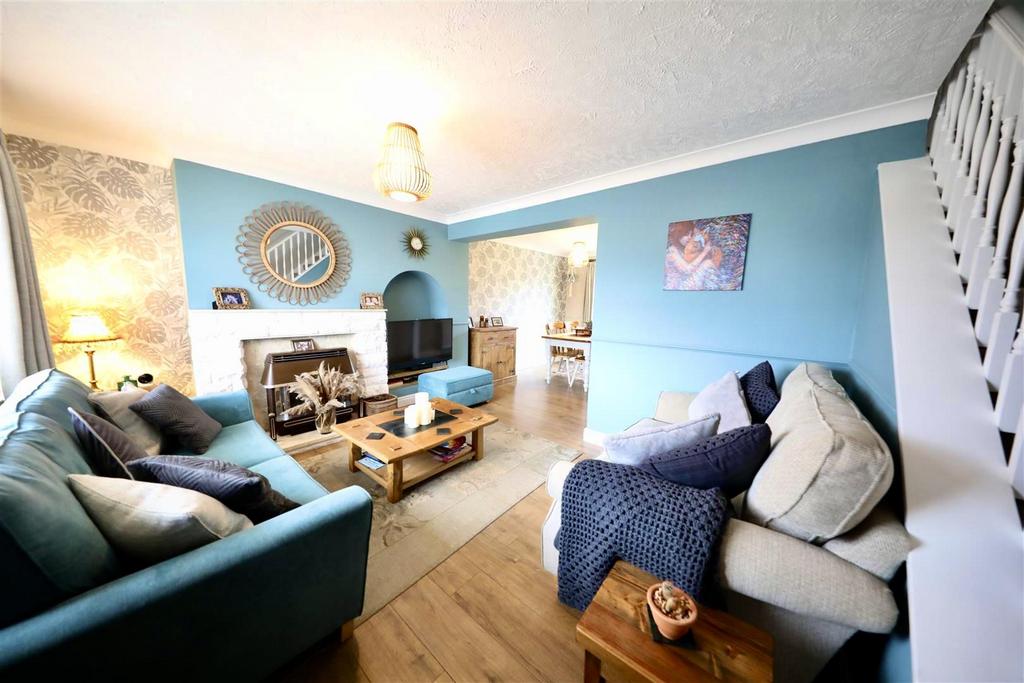 5 Elm Tree - Lounge.jpg