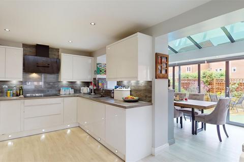 4 bedroom end of terrace house for sale, Bluebell Gardens, Broughton, Milton Keynes