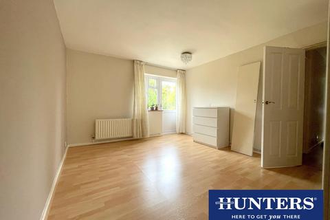2 bedroom flat to rent, Hampton Road, Worcester Park