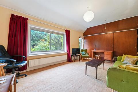 4 Hill Road, Carshalton, SM5 3RA