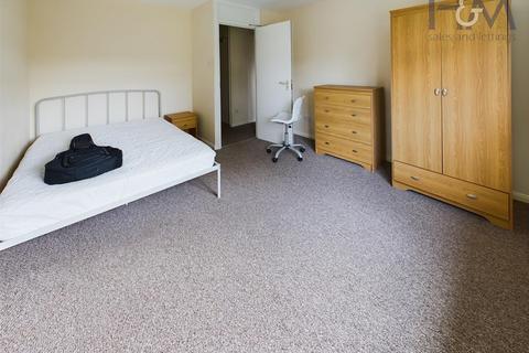 4 bedroom terraced house to rent, Woburn Close, Stevenage