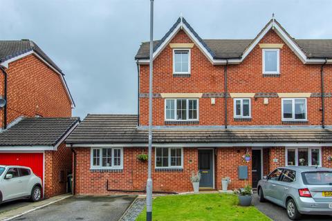 4 bedroom townhouse for sale, Moorcroft, Ossett WF5