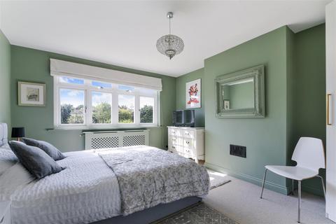 15 Dorking Road, Epsom, KT18 7JR