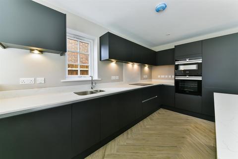 4 bedroom detached house for sale, Leatherhead Road, Great Bookham, Leatherhead