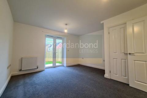 2 bedroom semi-detached house to rent, Greenhouse Close, Northampton, NN4