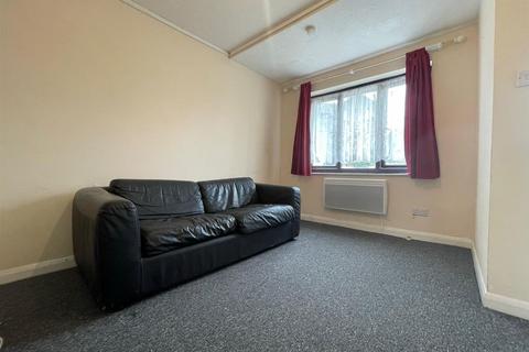 1 bedroom apartment to rent, Barnes Avenue, Southall UB2